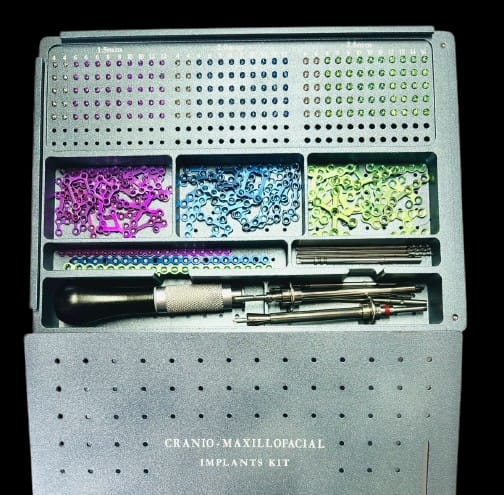 Maxillofacial implant with instrument set